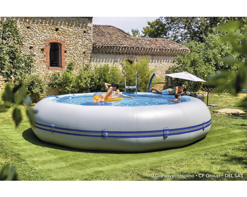 Aufblasbarer Pool im Garten mit Menschen