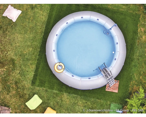 Aufblasbarer Pool mit Leiter und Zubehör im Garten aus der Vogelperspektive