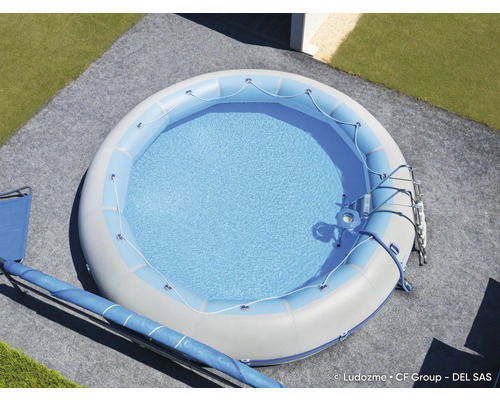 Aufblasbarer runder Pool mit Leiter im Garten