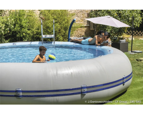 Aufblasbarer Pool mit Leiter, Familie entspannt im Garten