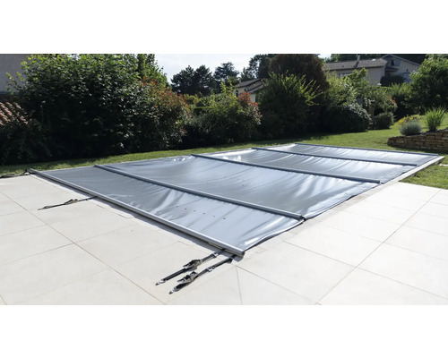 Abgedecktes Schwimmbecken im Garten mit Poolabdeckung