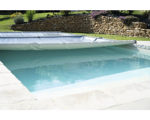 Schwimmbad mit teilweise geschlossener Poolabdeckung