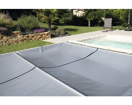 Schwimmbad mit grauer Poolabdeckung