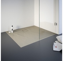 Ebenerdige Dusche mit Duschrinne und Glasabtrennung in einem Badezimmer