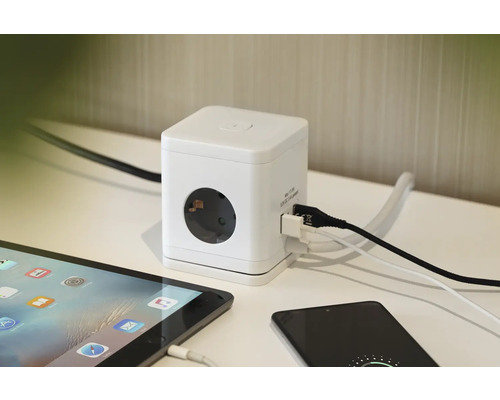 Weißer Stromwürfel mit USB Anschlüssen und Steckdosen im Einsatz mit Tablet und Smartphone