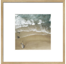 Gerahmtes Bild einer Küstenlandschaft mit Meer und Sandstrand