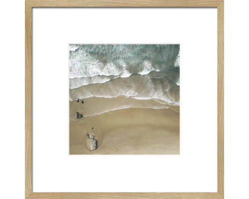 Gerahmtes Bild einer Küstenlandschaft mit Meer und Sandstrand