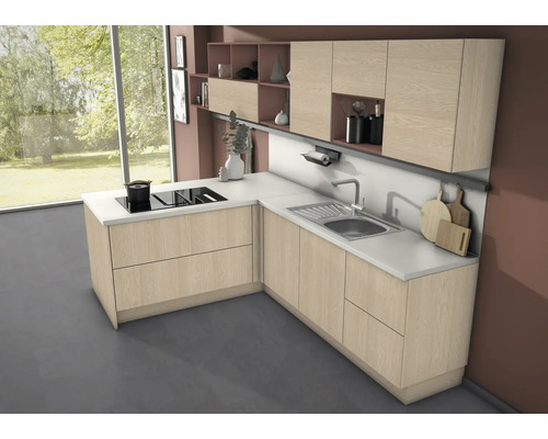 Moderne Küche mit Spüle, Kochfeld und Stauraum in Schränken.