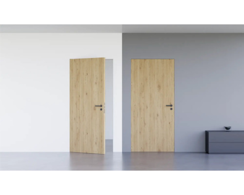 Pertura Wandbündige Zimmertür Vidar HPL Wildeiche Natur 758x2251 mm inkl. Blockzarge wandbündig, Magnetfallenschloss Buntbart (BB) Edelstahl DIN Links (nach außen öffnend) Zwei Holztüren in einem hellen Raum, eine offen und eine geschlossen