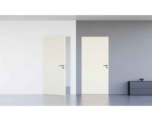 Pertura Wandbündige Zimmertür Vidar Lackiert RAL 9010 reinweiß 883x2376 mm inkl. Blockzarge wandbündig, Magnetfallenschloss unverschließbar (UV) Edelstahl DIN Links (nach außen öffnend) Zwei Innentüren in einem hellen Raum, eine Tür ist geöffnet.