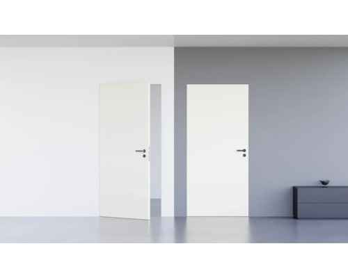 Pertura Wandbündige Zimmertür Vidar HPL RAL 9016 verkehrsweiß 883x2376 mm inkl. Blockzarge wandbündig, Magnetfallenschloss unverschließbar (UV) Edelstahl DIN Links (nach außen öffnend) Zwei Innentüren in einem hellen Raum, eine Tür geöffnet.