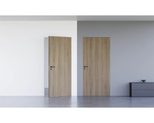 Pertura Wandbündige Zimmertür Vidar HPL Eiche grau 758x2126 mm inkl. Blockzarge wandbündig, Magnetfallenschloss unverschließbar (UV) Edelstahl DIN Rechts (nach außen öffnend) Zwei Innentüren mit Holzmaserung in einem hellen Raum.