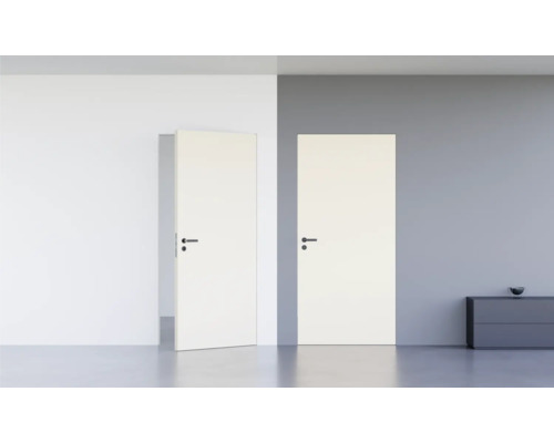 Pertura Wandbündige Zimmertür Vidar Lackiert RAL 9010 reinweiß 758x2251 mm inkl. Blockzarge wandbündig, Magnetfallenschloss unverschließbar (UV) Edelstahl DIN Rechts (nach außen öffnend) Zwei Zimmertüren, eine geöffnet, eine geschlossen, in einem Raum mit Kommode
