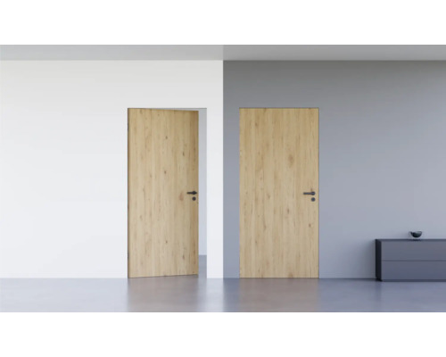 Pertura Wandbündige Zimmertür Vidar HPL Wildeiche Natur 883x2376 mm inkl. Blockzarge wandbündig, Magnetfallenschloss unverschließbar (UV) Edelstahl DIN Rechts reverse (nach innen öffnend) Zwei Holztüren in einem hellen Raum, eine offen und eine geschlossen.