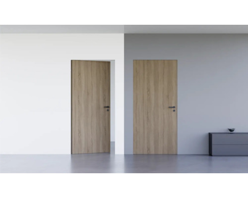 Pertura Wandbündige Zimmertür Vidar HPL Eiche grau 883x2251 mm inkl. Blockzarge wandbündig, Magnetfallenschloss unverschließbar (UV) Edelstahl DIN Rechts reverse (nach innen öffnend) Zwei Innentüren mit Holzoberfläche in einem modern eingerichteten Raum.