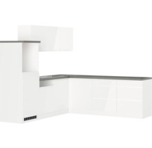 Küchenzeile mit weißen Schränken und grauer Arbeitsplatte