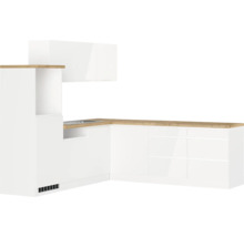 Weiße Eckküche mit hellbrauner Arbeitsplatte