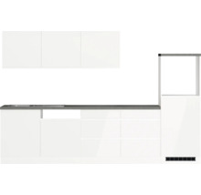 Küchenzeile mit Hängeschränken, Arbeitsplatte und Kühlschrank