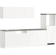 Weiße Küchenzeile mit grauer Arbeitsplatte und Hängeschränken