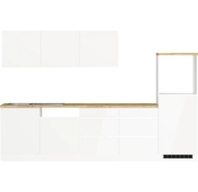 Moderne Küche mit weißen Schränken und Arbeitsplatte in Holzoptik