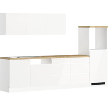 Küchenzeile mit weißen Schränken und Arbeitsplatte in Holzoptik