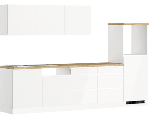 Küchenzeile mit weißen Schränken und Arbeitsplatte in Holzoptik