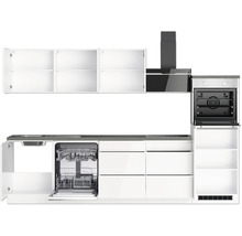 Küchenzeile mit Spüle, Spülmaschine, Kochfeld, Dunstabzugshaube, Backofen und Schränken