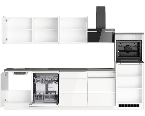 Küchenzeile mit Spüle, Spülmaschine, Kochfeld, Dunstabzugshaube, Backofen und Schränken