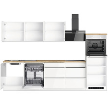 Moderne Küche mit Einbaugeräten, weißen Schränken und Holzplatte