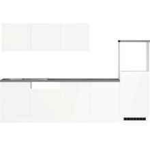 Helle Küche mit weißen Schränken und grauer Arbeitsplatte.