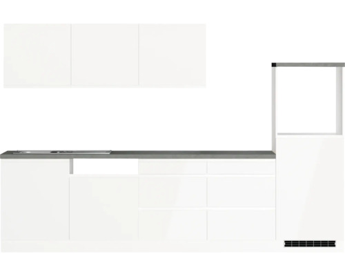 Helle Küche mit weißen Schränken und grauer Arbeitsplatte.