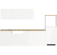 Moderne Küchenzeile mit weißen Schränken und Holzarbeitsplatte