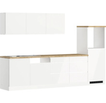 Küchenzeile mit Hängeschränken, Arbeitsplatte und integriertem Kochfeld.