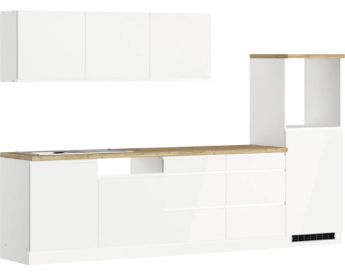 Küchenzeile mit Hängeschränken, Arbeitsplatte und integriertem Kochfeld.