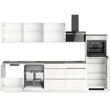 Moderne Küche mit Spüle, Geschirrspüler, Schubladen, Dunstabzugshaube, Backofen, Hängeschränken und Kühlschrank