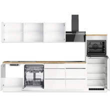 Moderne Küche mit weißen Schränken, Geschirrspüler, Backofen und Dunstabzugshaube