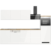 Moderne Küche mit weißen Schränken, Dunstabzugshaube und Einbaubackofen.