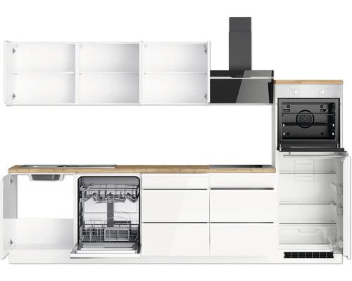 Moderne Küche mit weißen Schränken, Spülmaschine, Ofen, Kühlschrank und Dunstabzugshaube.