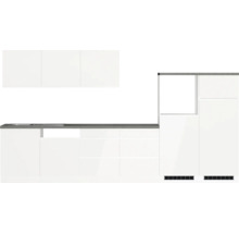 Moderne Küche mit weißen Schränken und grauer Arbeitsplatte