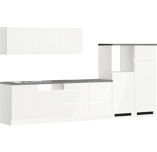 Küchenzeile mit Hängeschränken, Arbeitsplatte und Schränken