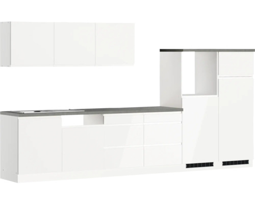 Küchenzeile mit Hängeschränken, Arbeitsplatte und Schränken