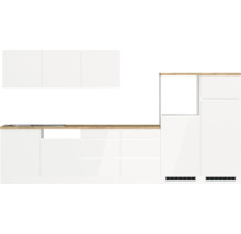 Moderne weiße Küchenzeile mit hölzerner Arbeitsplatte und Hängeschränken
