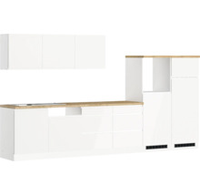 Küchenzeile mit Hängeschränken, Arbeitsplatte und Unterschränken