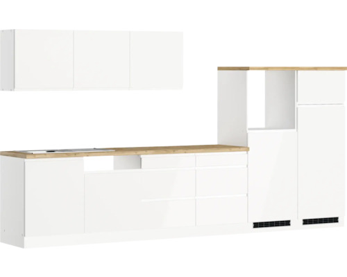 Küchenzeile mit Hängeschränken, Arbeitsplatte und Unterschränken