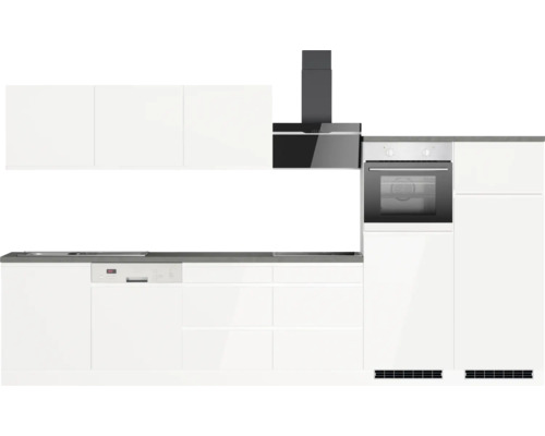 Küchenzeile mit Geschirrspüler, Backofen und Dunstabzugshaube