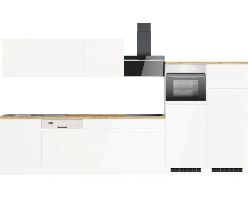 Küchenzeile mit Schränken, Dunstabzugshaube, Spülmaschine und Backofen