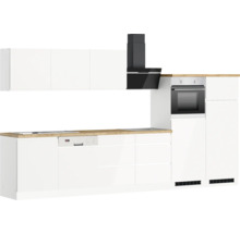 Moderne Küche mit weißen Schränken, hölzernen Arbeitsplatten und schwarzen Dunstabzugshaube