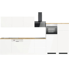 Moderne Küche mit weißen Schränken, Dunstabzugshaube und Einbaugeräten