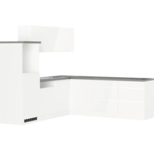 Küchenzeile mit Spüle, Dunstabzugshaube und Schränken