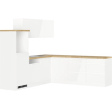 Küchenzeile mit Spüle, Schränken und Dunstabzugshaube